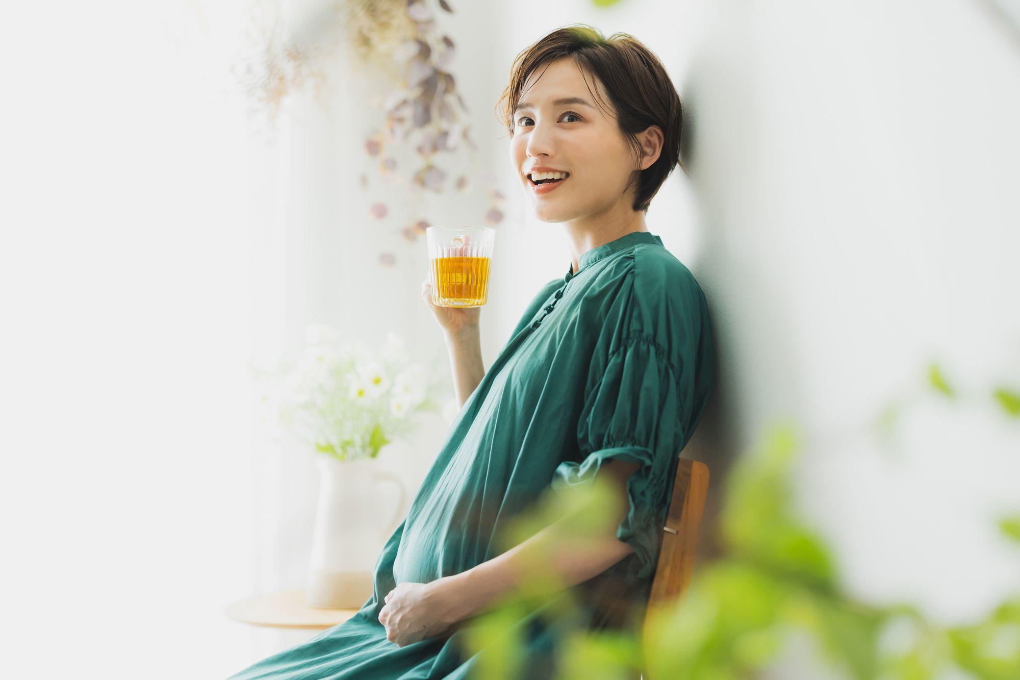 笑顔でお茶を飲む妊婦さん