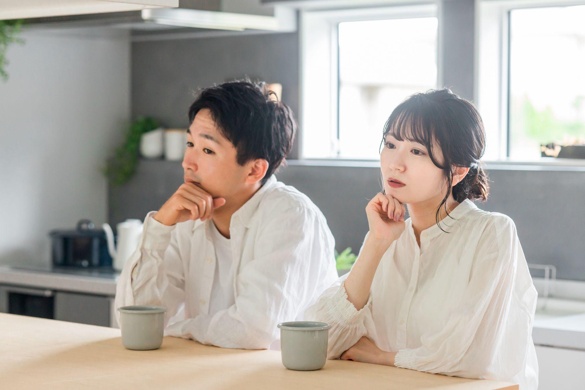 悩んでいるカップル