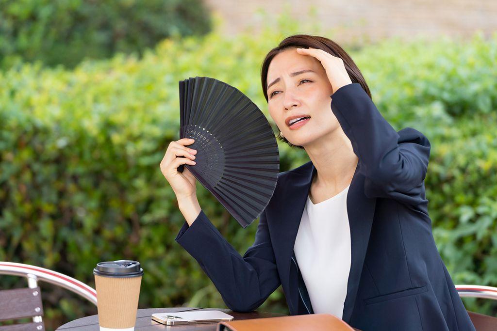 女性 更年期 ホットフラッシュ 暑い 扇子