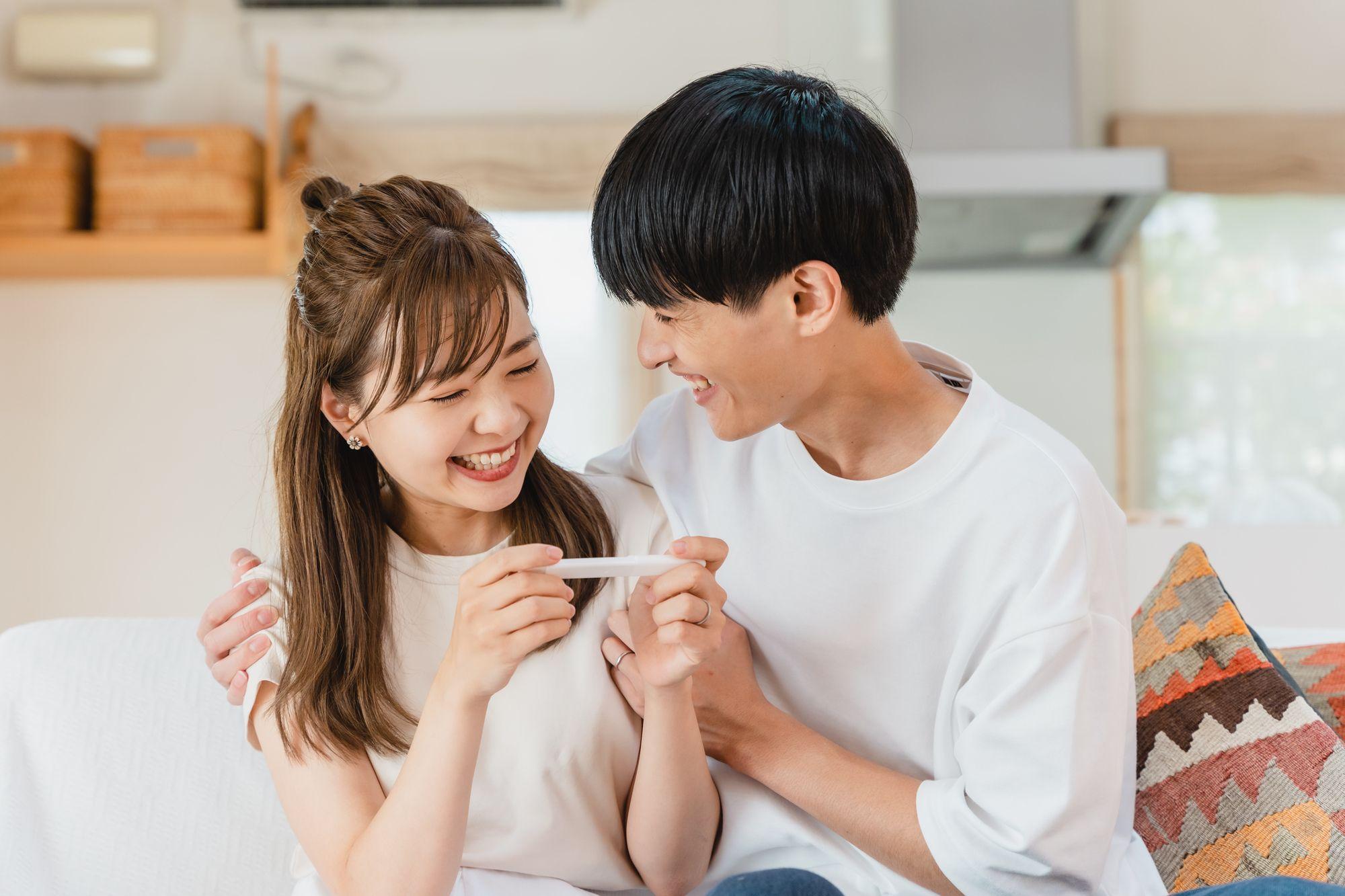 妊娠反応陽性を喜び合うカップル
