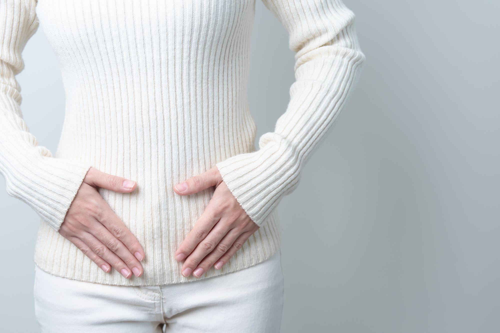 女性が下腹部をおさえている